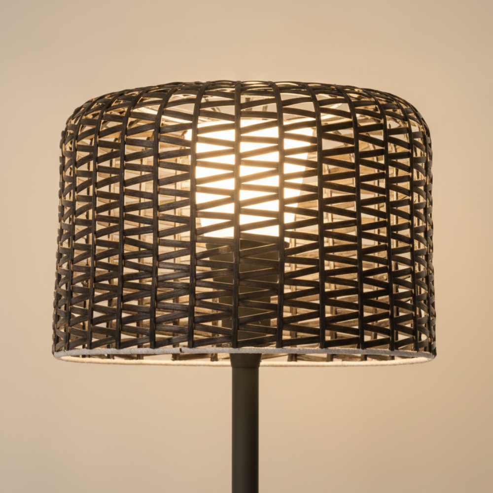 Iluminación LED solar para terraza y patio. Lámpara de suelo moderna que decora tu exterior.