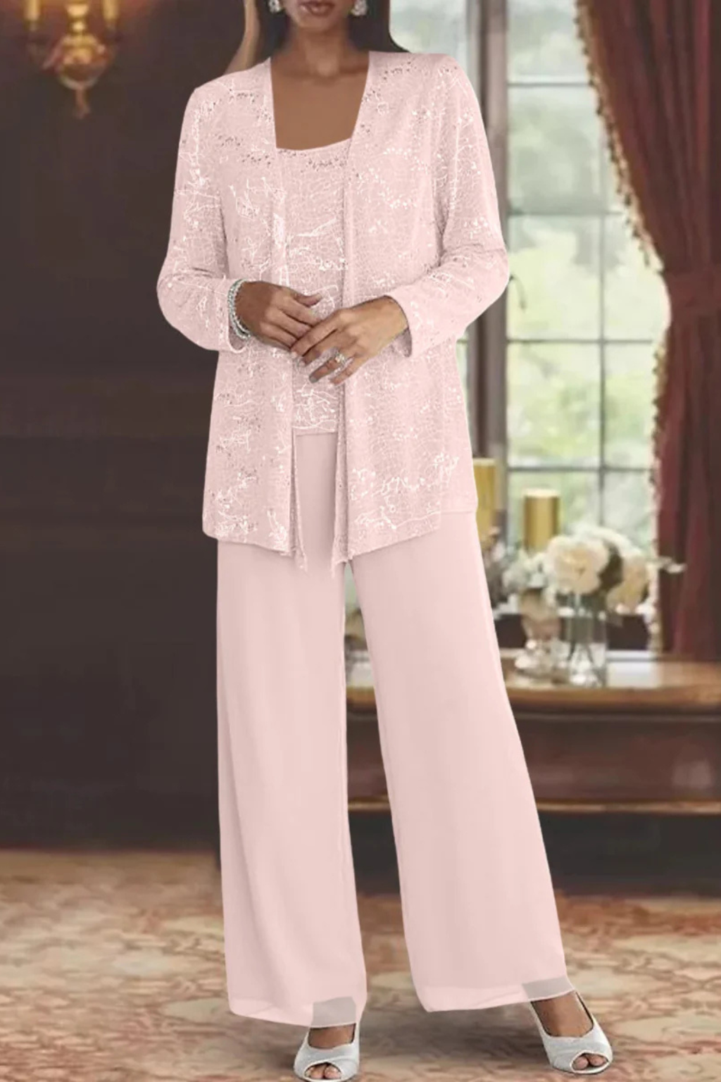 Conjunto sofisticado para eventos: traje de pantalón para madrina con chaqueta de encaje y lentejuelas.