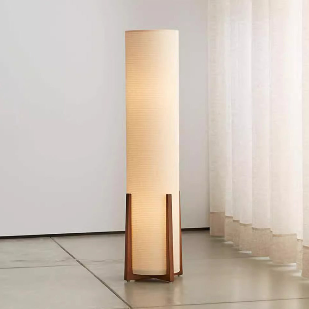 Lámpara de pie estilo japonés para lectura o ambiente, pantalla de tela blanca y cuerpo de madera.