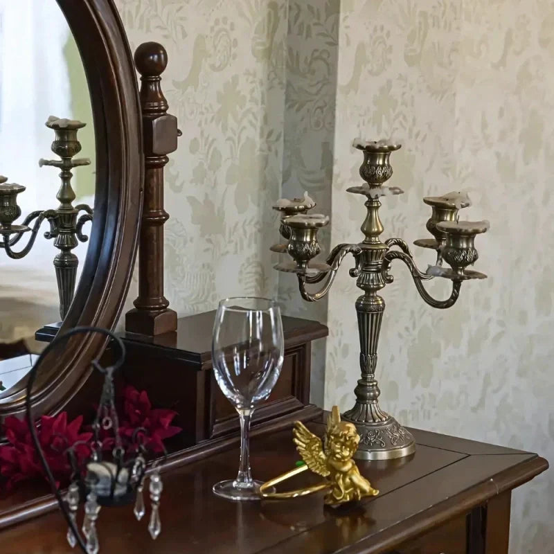 Decoración salón: lámpara de araña europea de metal dorado con porta velas.
