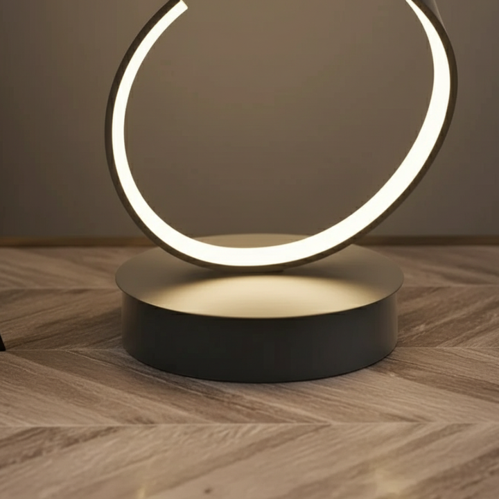 Atractiva lámpara de pie LED espiral, regulable para sala de estar con eficiencia energética.