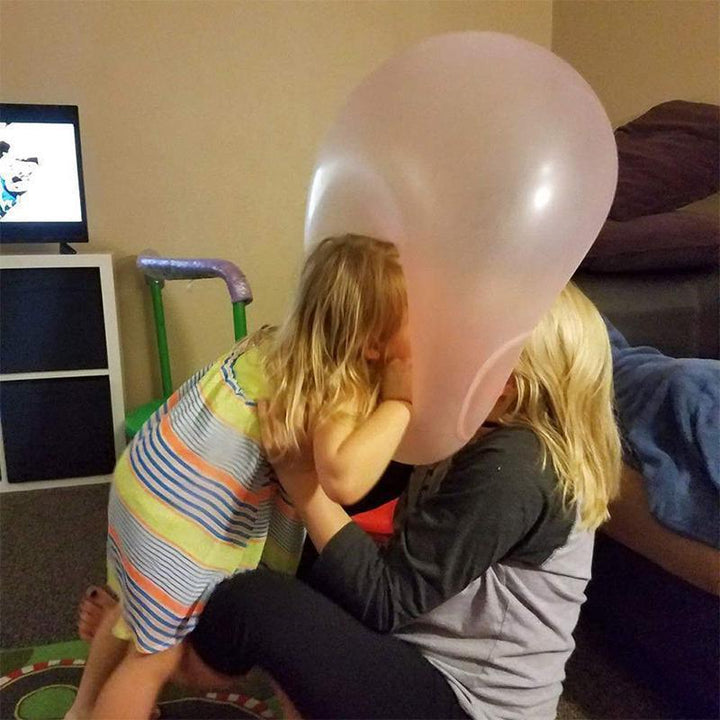 Niño saltando sobre globo bubble gigante inflable, resistente para horas de diversión al aire libre.