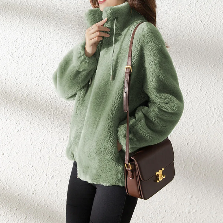 Abrigo de mujer de ante, corte oversized, que ofrece confort y estilo para días fríos.