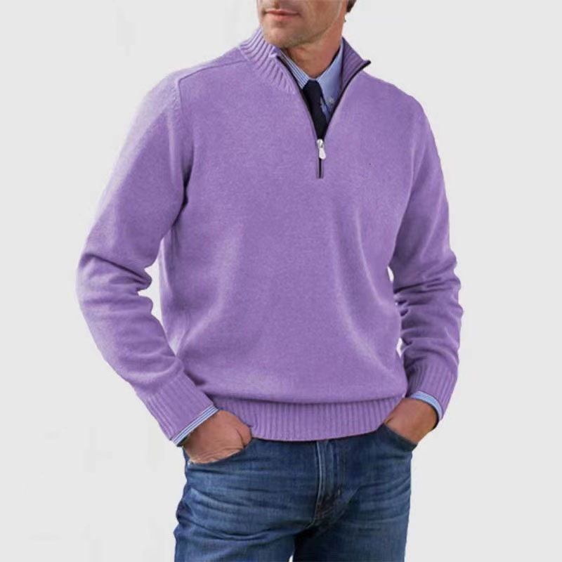 Suéter de punto para hombre con media cremallera, combinado para un look casual de invierno.