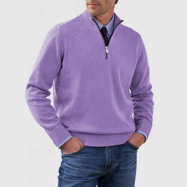 Suéter de punto para hombre con media cremallera, combinado para un look casual de invierno.