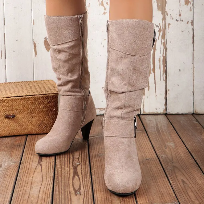Estilo clásico en botas altas de mujer, puntera redonda, cómodas para uso diario.