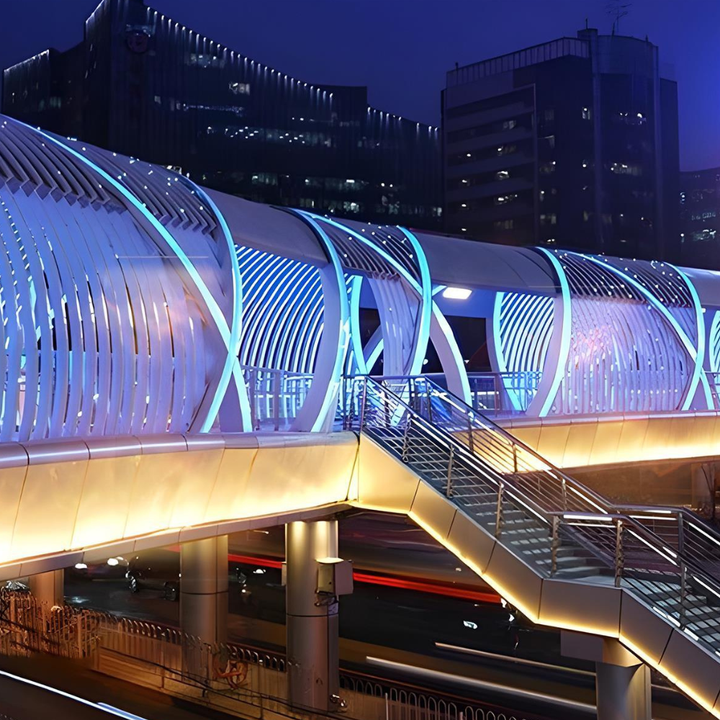 Ambiente nocturno con luz LED RGB de pared exterior. Efecto ola dinámico, IP65 para jardín.