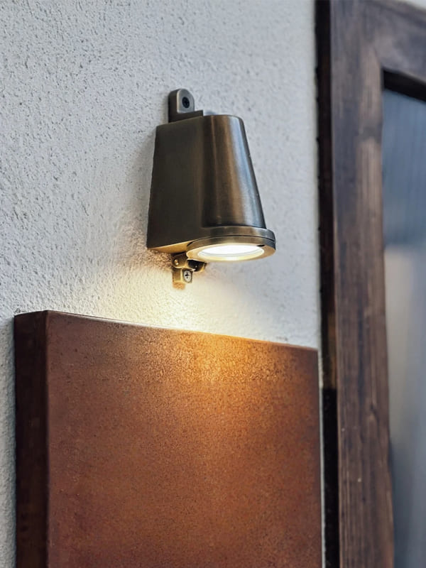 Decoración exterior con aplique de pared impermeable. Iluminación industrial tipo campanilla.
