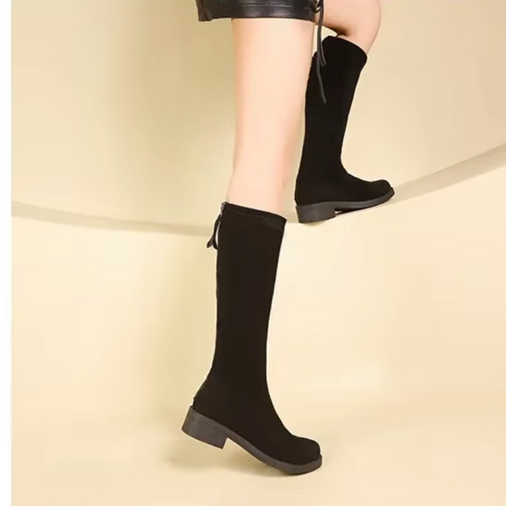 Botas de moda para mujer: altas, negras, ligeras y con estilo minimalista.