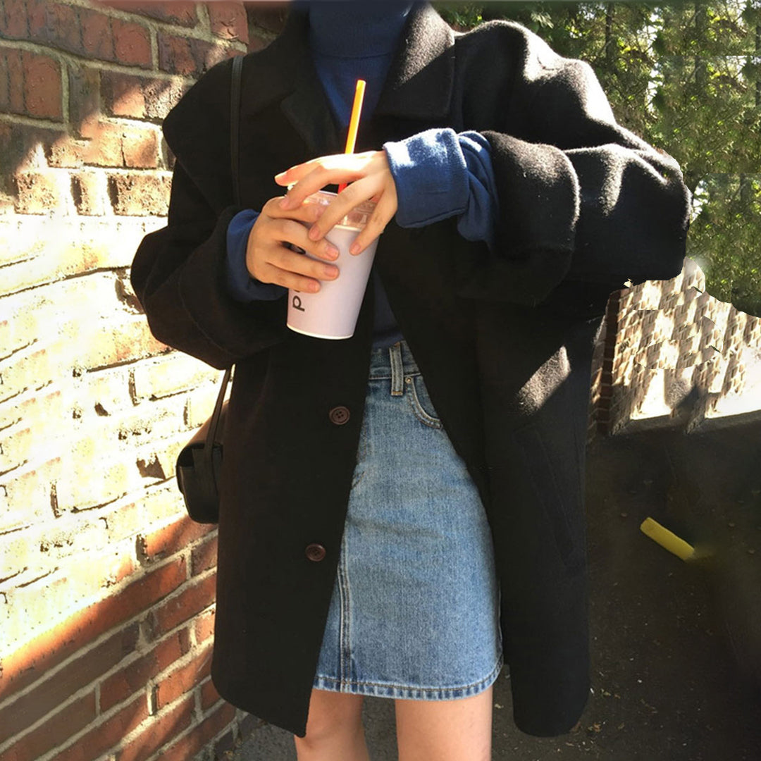 Abrigo de moda femenina, largo y cálido, perfecto para el invierno. Estilo clásico elegante.