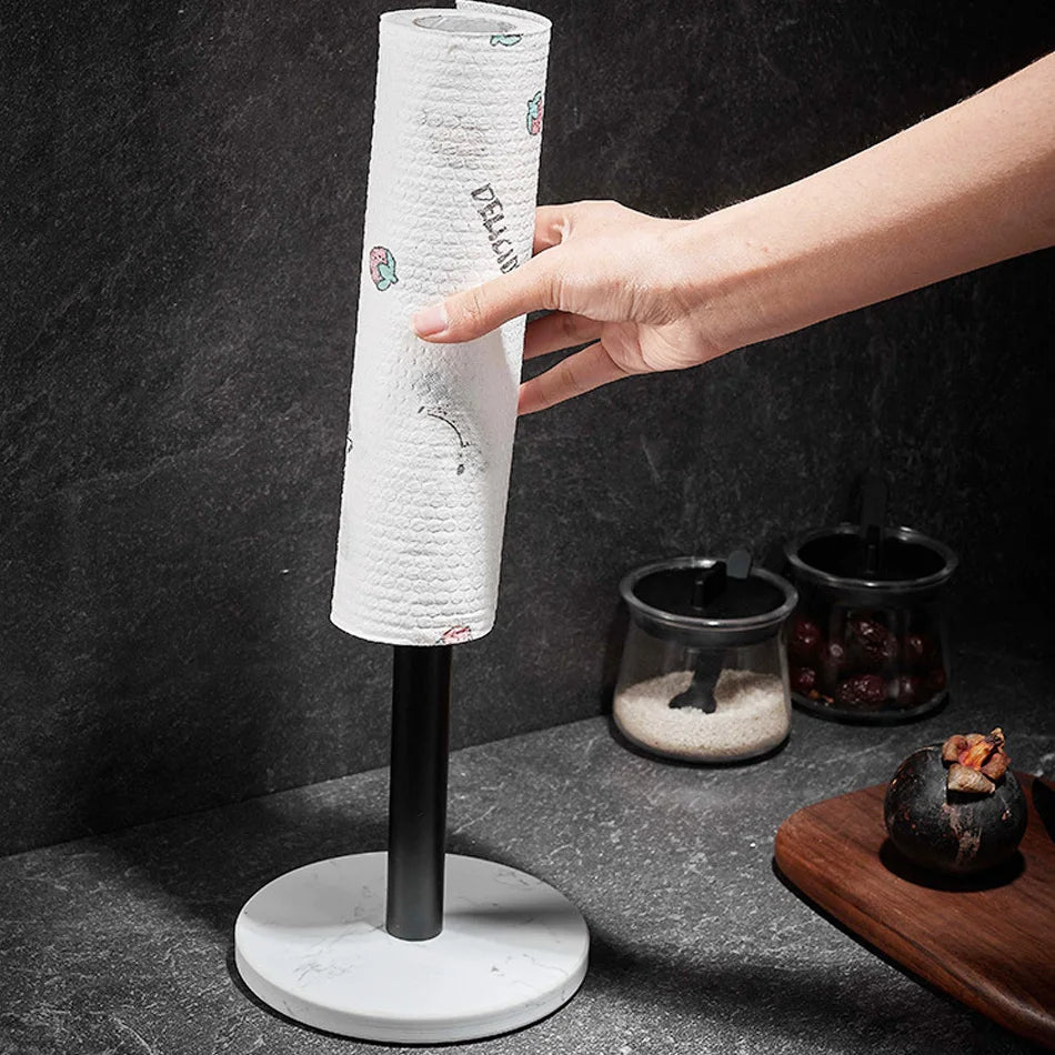 Soporte de lujo para papel de cocina con base de mármol pulido y acabado negro, diseño elegante.
