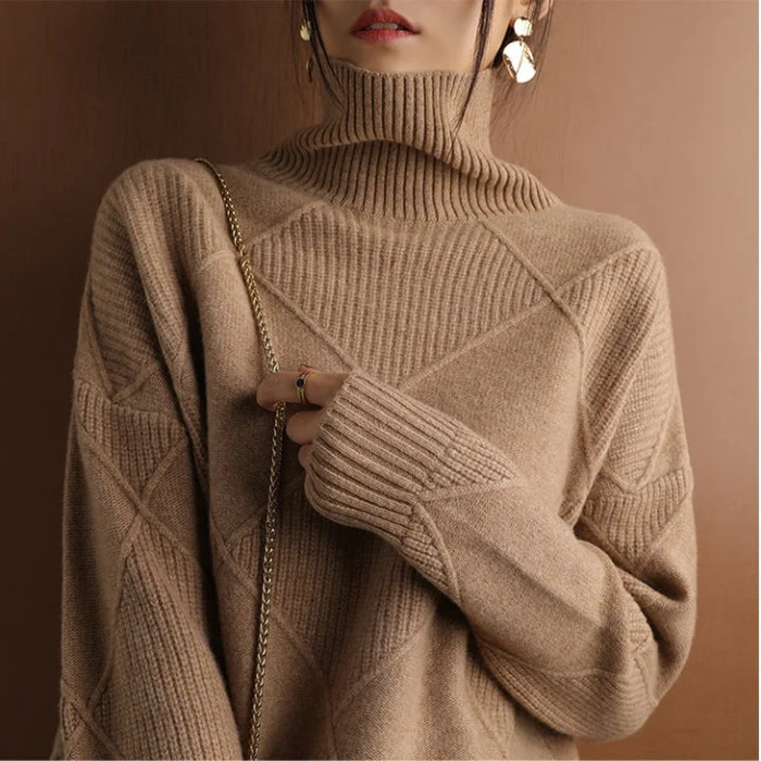 Suéter de punto de cuello alto para mujer. Confort invernal, ideal para looks casuales.