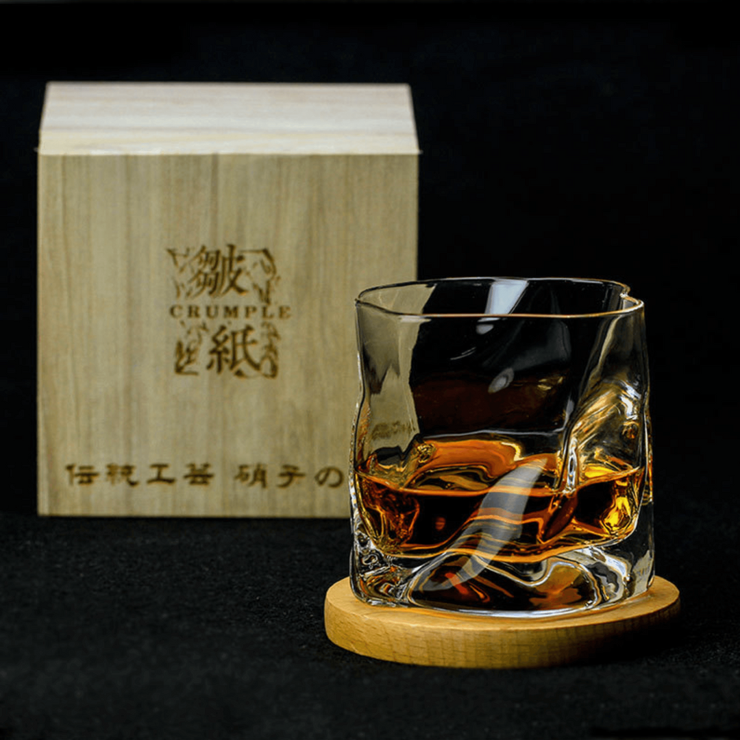 Vaso de whisky Kiriko Edo artesanal con diseño escultórico arrugado, cristalería de lujo.