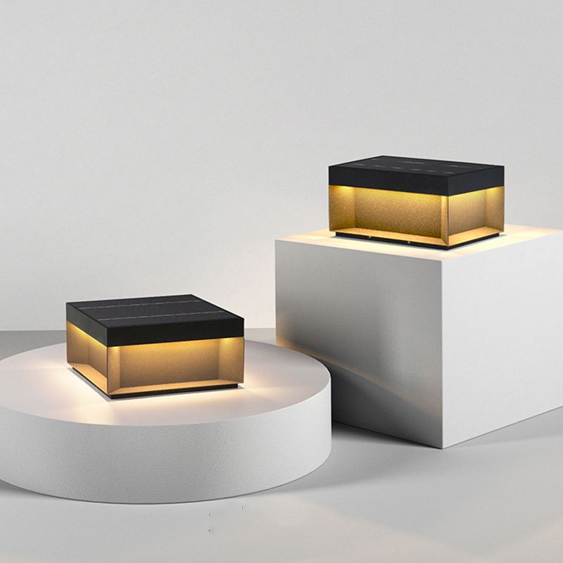 Luz solar LED de camino moderna. Diseño cuadrado, iluminación cálida y ecológica para jardines y terrazas.