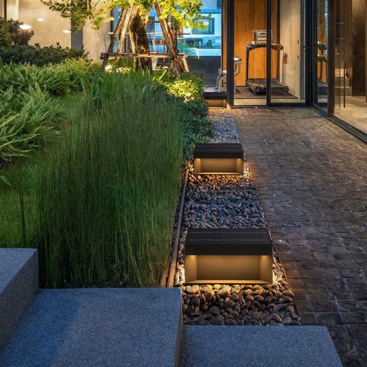Poste solar LED exterior con diseño cuadrado. Lámpara moderna resistente para iluminación de jardines.