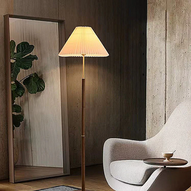 Lámpara de pie Lucira con su distintiva pantalla plisada. Iluminación LED de diseño minimalista.