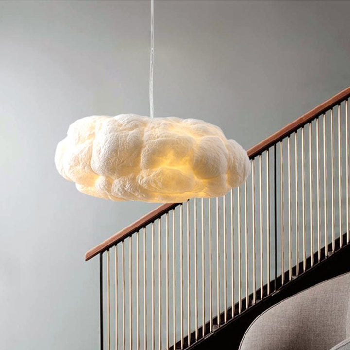 Iluminación LED de techo. Lámpara colgante nube blanca de PVC y algodón, estilo moderno y ambiente cálido.