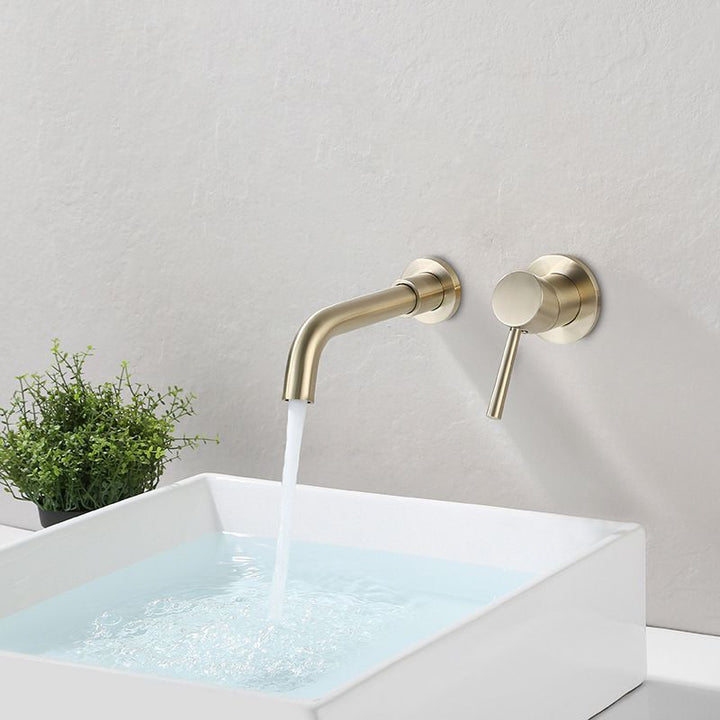 Detalle de grifo monomando de pared, cromado, brillo y elegancia para baño.