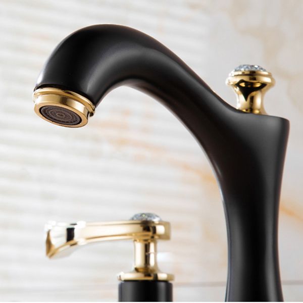 Grifo de lavabo moderno de latón con doble manija y caño bajo para el baño.