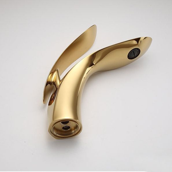 Monomando de lavabo en oro rosa para baño, diseño glamour, fácil de instalar.