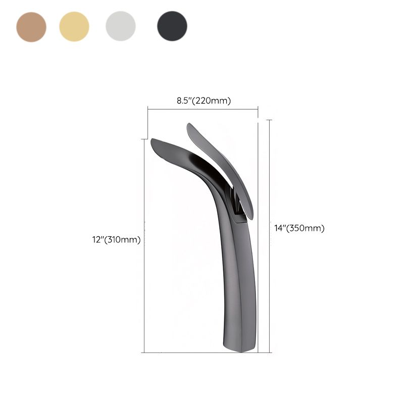 Monomando de lavabo moderno con diseño elegante y acabado en oro rosa.