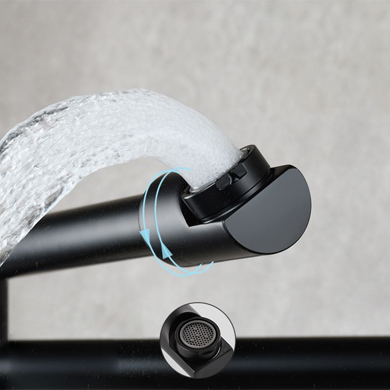 Detalle del grifo de cocina de pared: manija única ergonómica y doble salida.