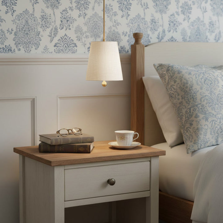 Diseño sofisticado: lámpara colgante de latón y lino. Perfecta para decoración del hogar actual.