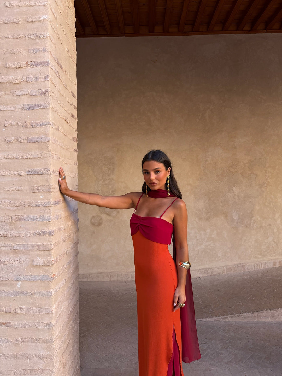 Vestido largo bicolor elegante para mujer, perfecto para fiesta o evento de noche.