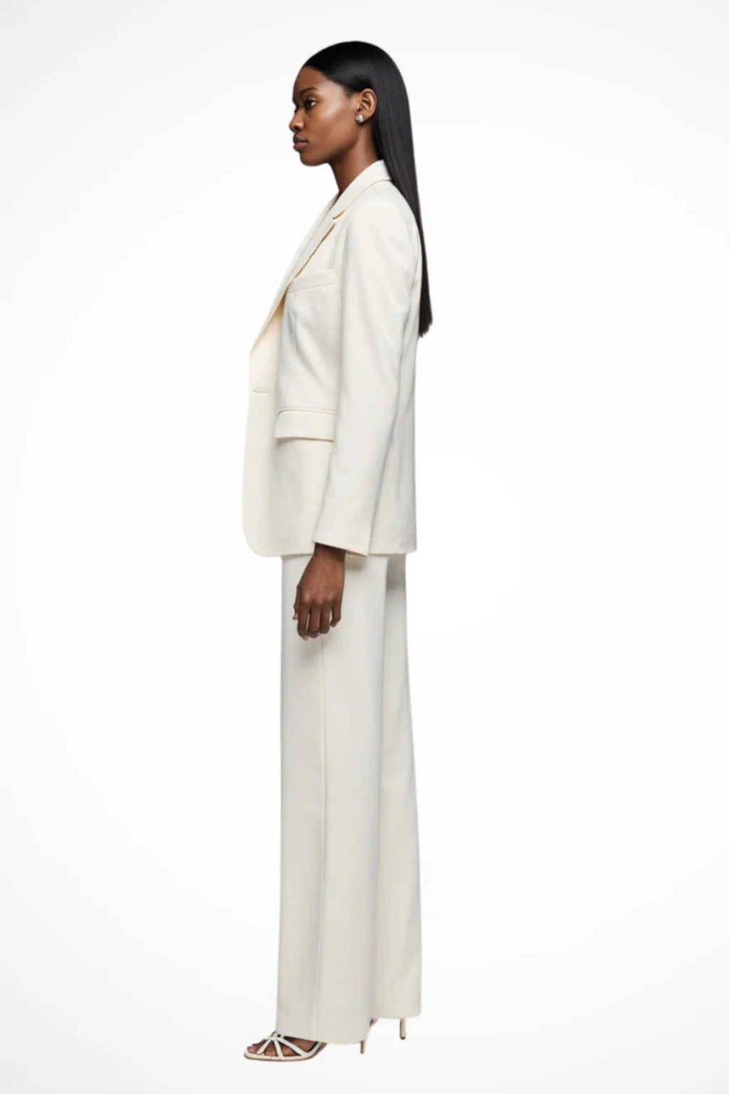 Conjunto elegante de mujer con blazer y pantalón ancho, moda de oficina y eventos.