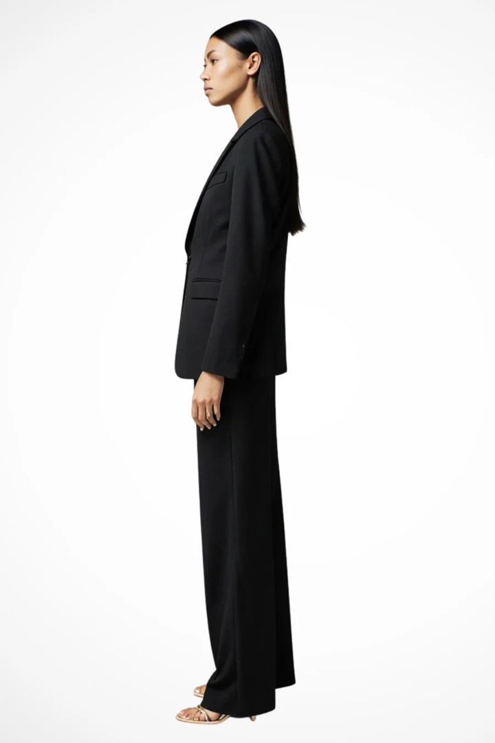 Conjunto formal gris para mujer: blazer y pantalón ancho, un look profesional impecable.