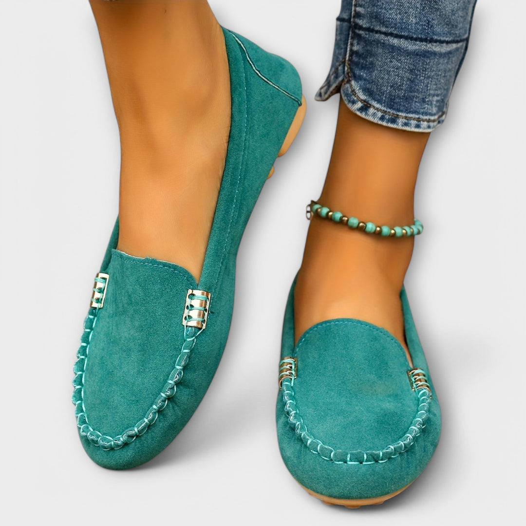 Zuecos mocasines para mujer, estilo moderno y con comodidad superior, ideales para el uso diario constante.