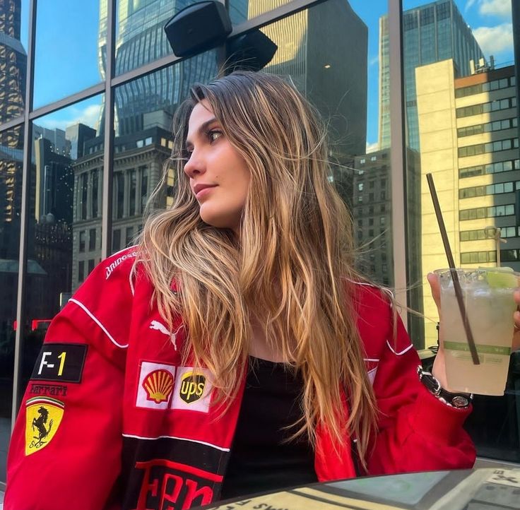 Moderna chaqueta motorsport para mujer, con parches y bloques de color. Estilo oversize, tendencia.