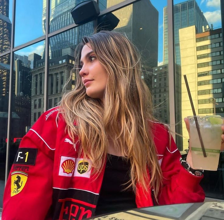Moderna chaqueta motorsport para mujer, con parches y bloques de color. Estilo oversize, tendencia.