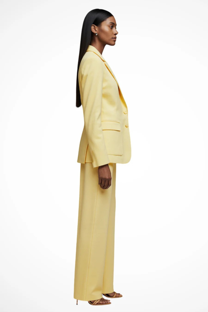 Conjunto formal, blazer y pantalón ancho blanco para mujer, look sofisticado y luminoso.