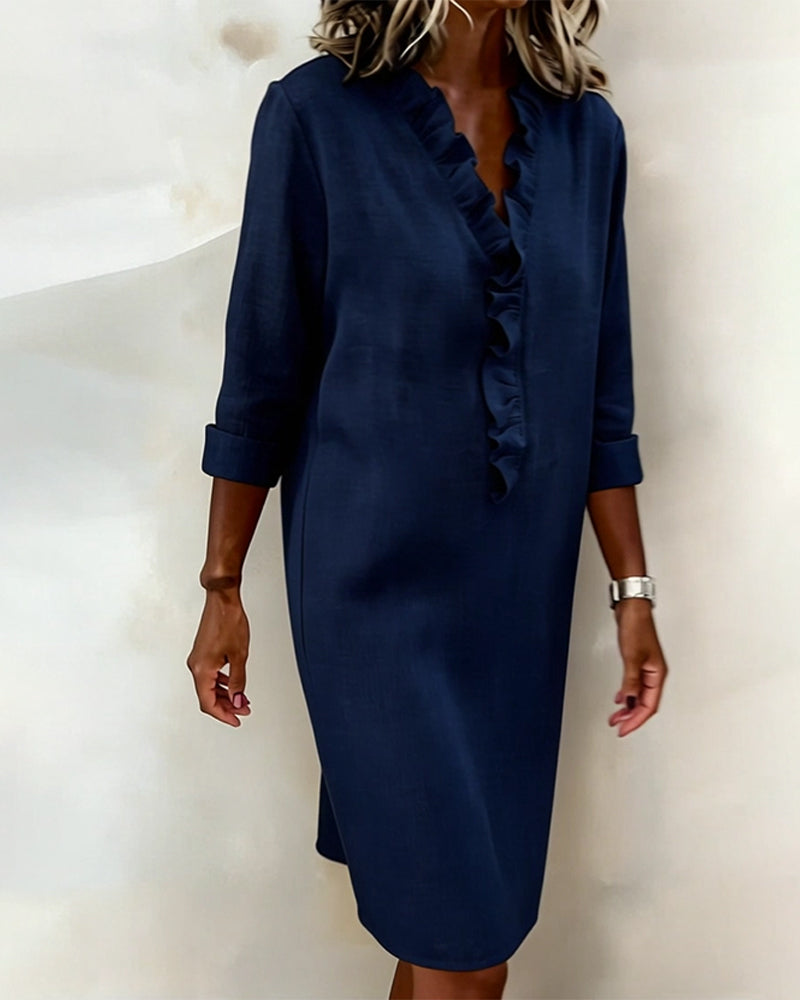 Moda femenina: vestido con escote V y volantes. Estilo elegante y casual sin esfuerzo. Para mujer.