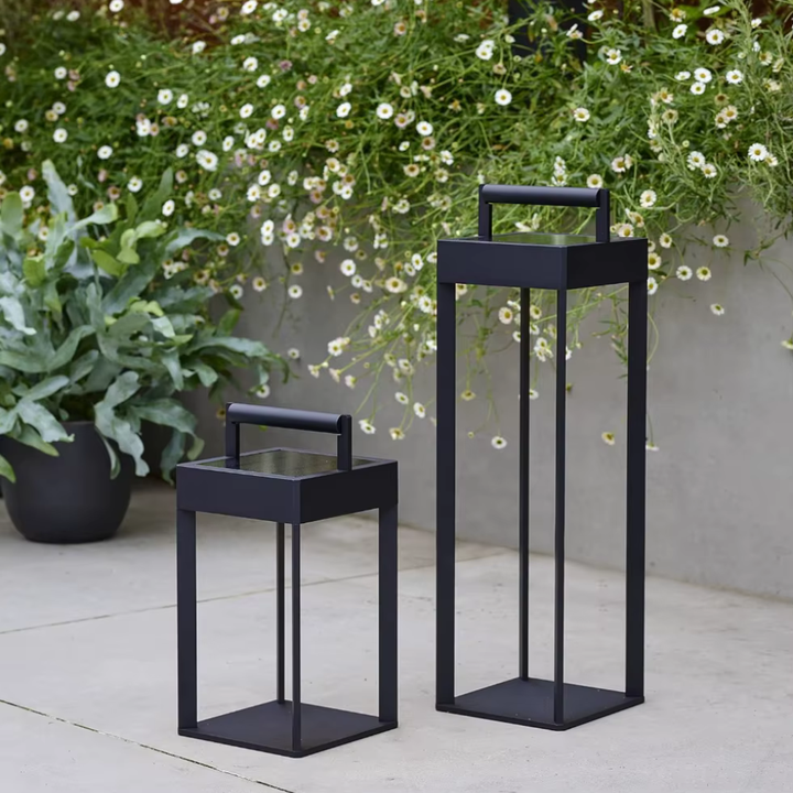 Moderna lámpara solar LED exterior, impermeable IP65, con control remoto para jardín.
