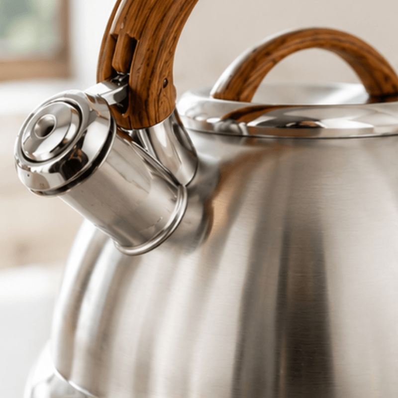 Hervidor de metal saludable con silbato para bebidas calientes, diseño premium de acero inoxidable para cocina.