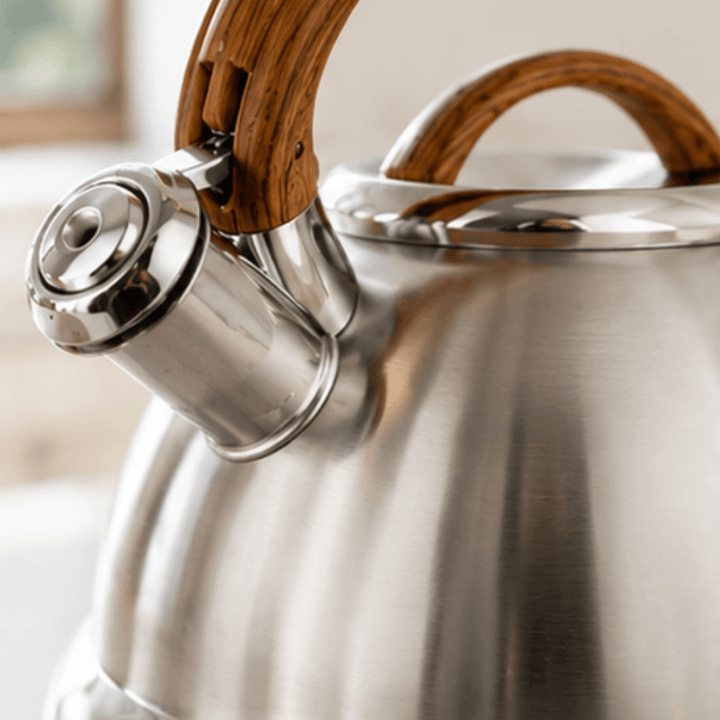 Hervidor de metal saludable con silbato para bebidas calientes, diseño premium de acero inoxidable para cocina.