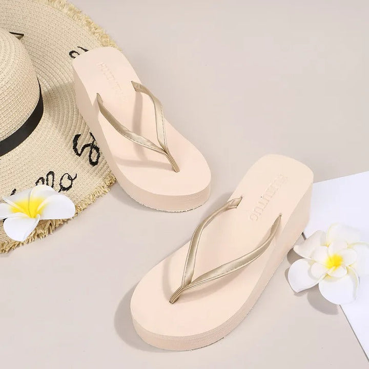 Calzado femenino con cuña, chanclas minimalistas versátiles para un look elegante de verano.