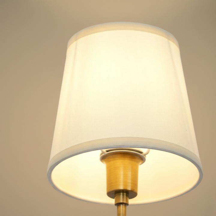 Aplique de pared doble con elegantes brazos curvos, ideal para luz ambiental en decoración interior moderna.