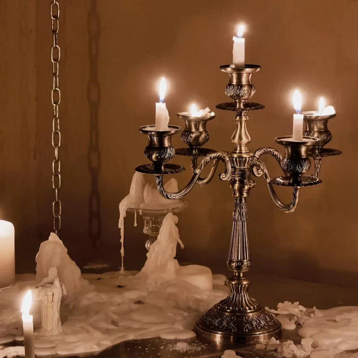 Candelabro metálico de 3 brazos, decoración de hogar, elegancia atemporal y un toque romántico.
