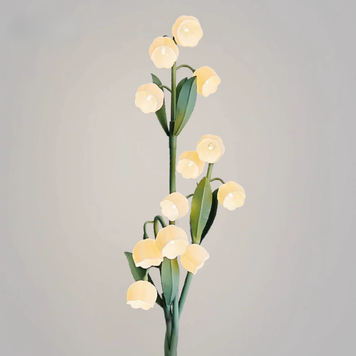 Detalle floral en lámpara de pie para dormitorio. Iluminación LED de ambiente con práctica carga USB.