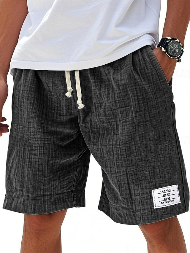 Vista frontal de pantalones cortos casuales para hombre, corte relajado ideal para el verano.