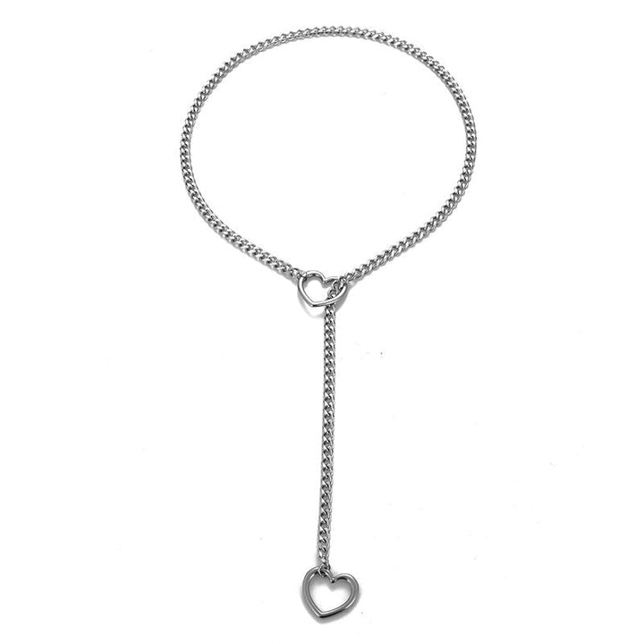 Accesorio de moda: collar gótico punk de corazón. Joyería para mujer, ideal para estilo alternativo y look audaz.