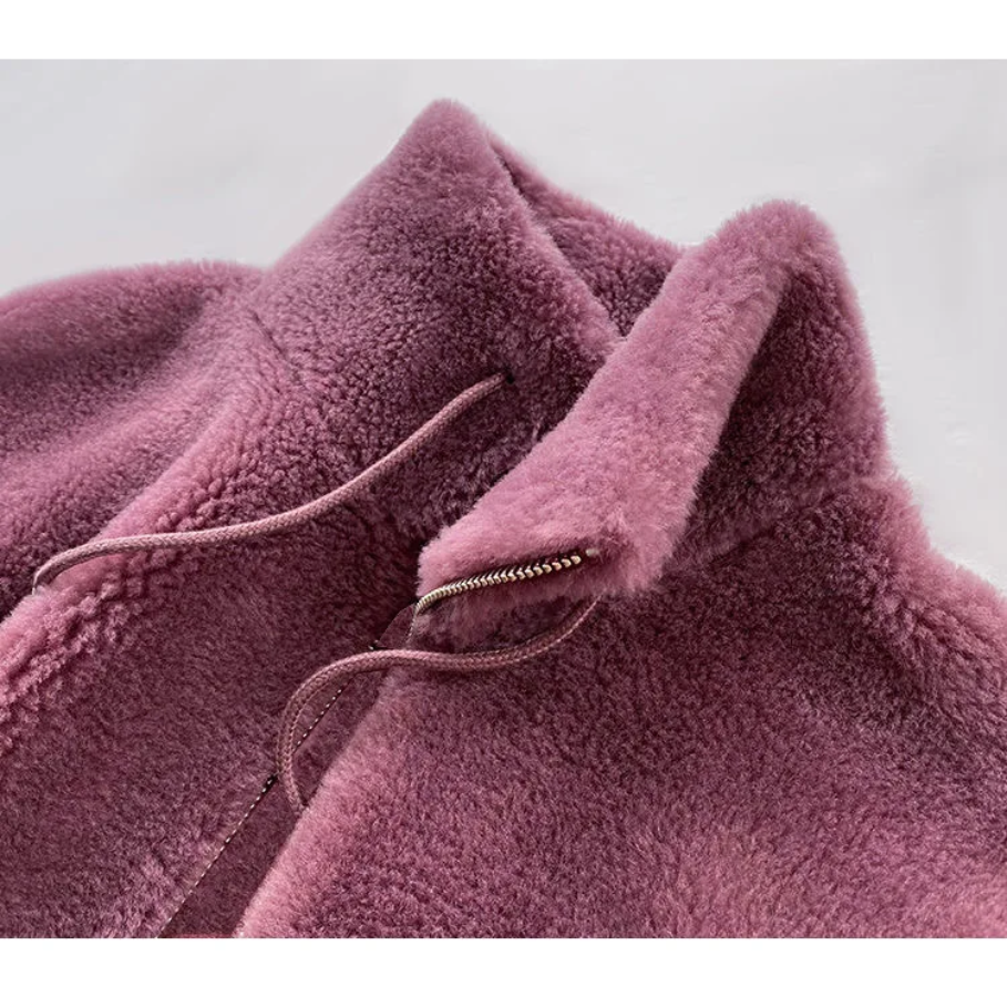 Elegancia invernal: abrigo trench de ante oversized para mujer, un básico de moda versátil.