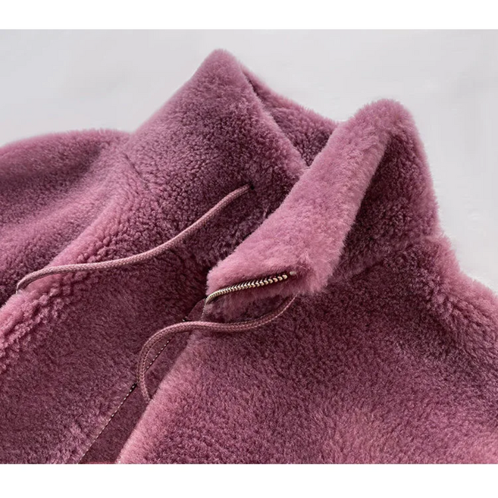 Elegancia invernal: abrigo trench de ante oversized para mujer, un básico de moda versátil.