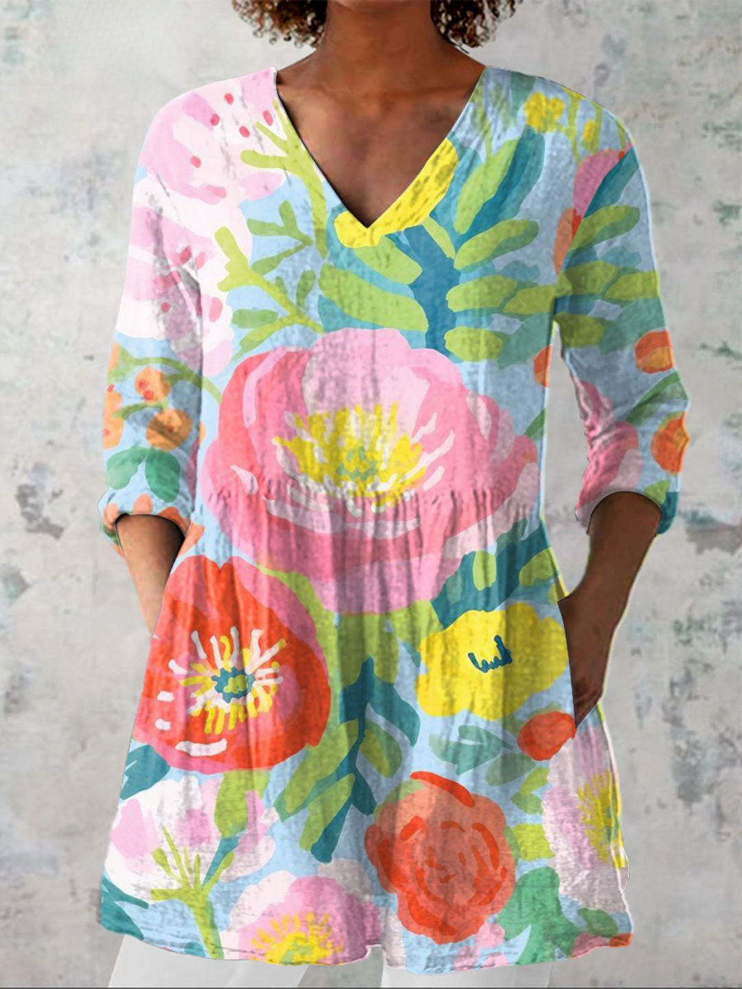 Camisa vintage larga fluida de mujer con cuello V y estampado multicolor, ligera y cómoda para verano.