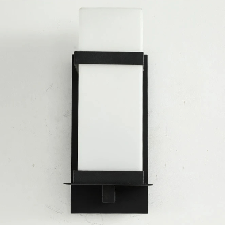 Lámpara de pared exterior elegante. Aplique de metal y vidrio con iluminación IP65 para cualquier jardín.