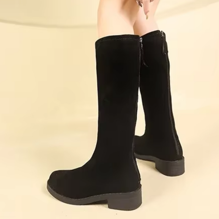 Un par de botas altas negras para mujer, ligeras y con un toque elegante.