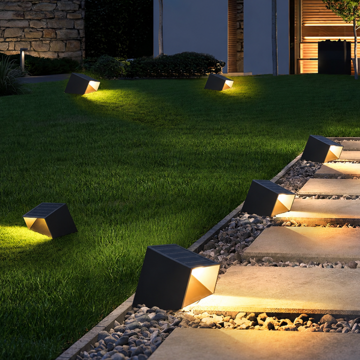 Luz solar LED exterior resistente para jardín, iluminación de camino moderna con energía renovable.